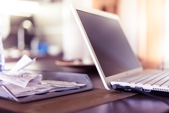 A QuickBooks Certified Bookkeeper Accountant working on QuickBooks consulting tasks on their laptop in Fort Worth, Texas.